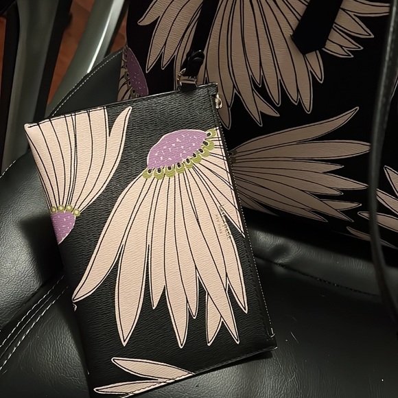 Kate Spade Tote with wristlet - Picture 5 of 7